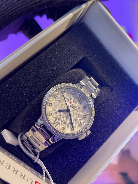 Montre femme argentée élégante