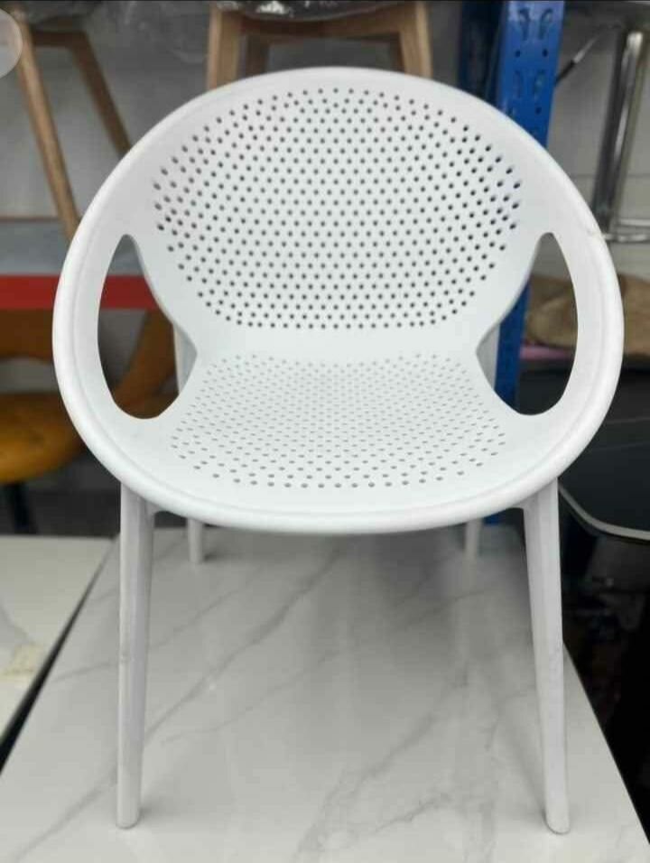 Chaise nouvelle très solide