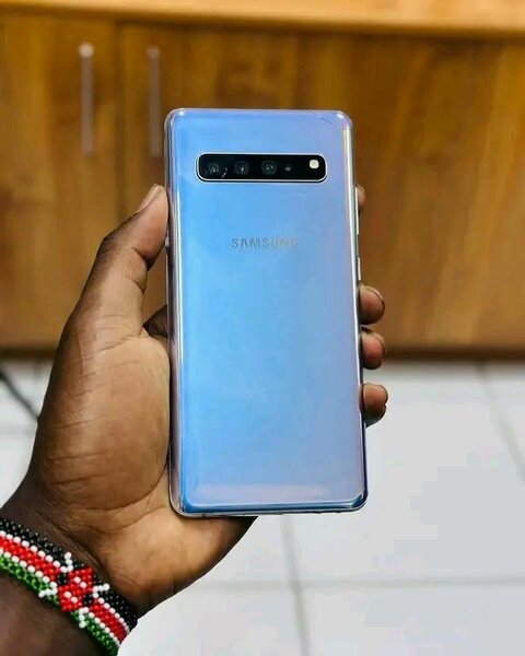 Samsung Galaxy S10 Smartphone