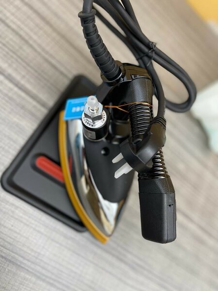 Industrial electric steam iron