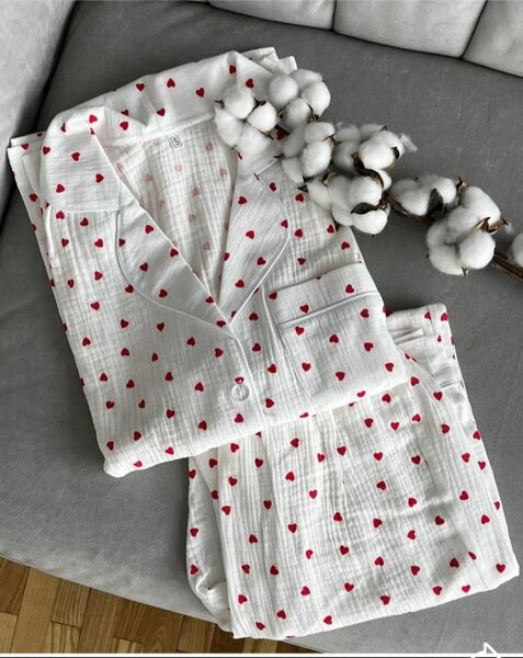 Pyjama à coeurs rouges