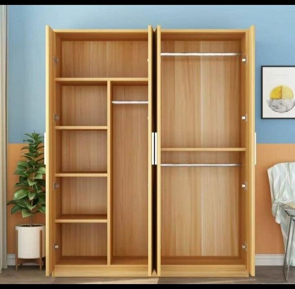 Placard en bois avec étagères