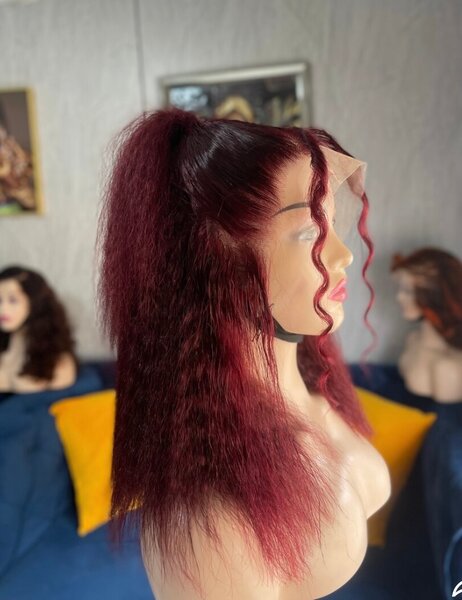 Perruque en dentelle rouge crêpée