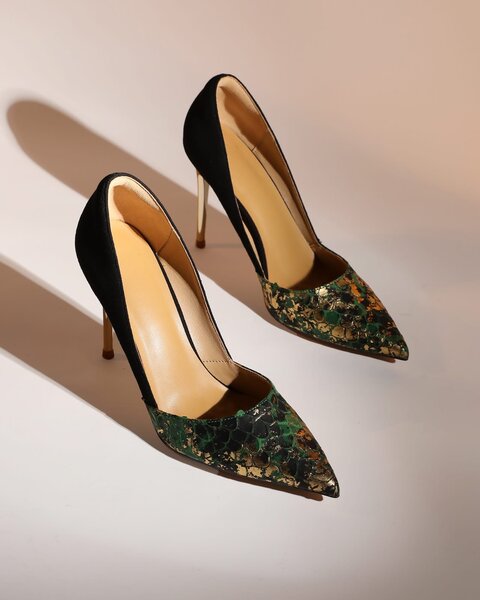 Chaussures à talons hauts en cuir noir et ornements