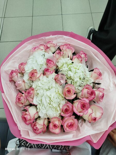 Гортензия и розы