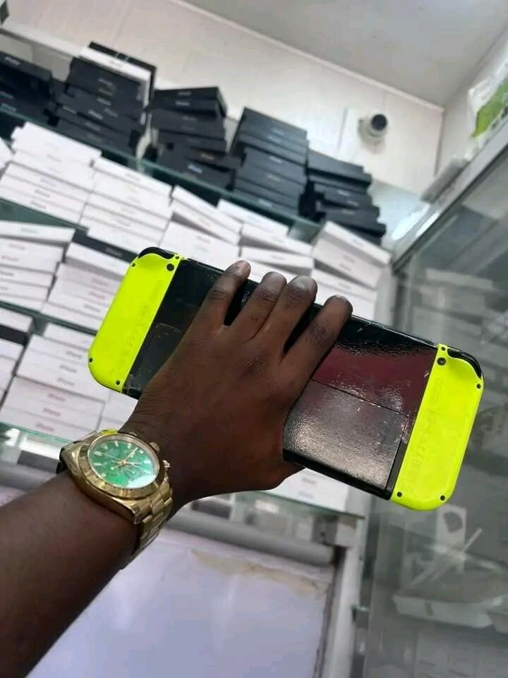 Nintendo Switch avec accessoires jaune