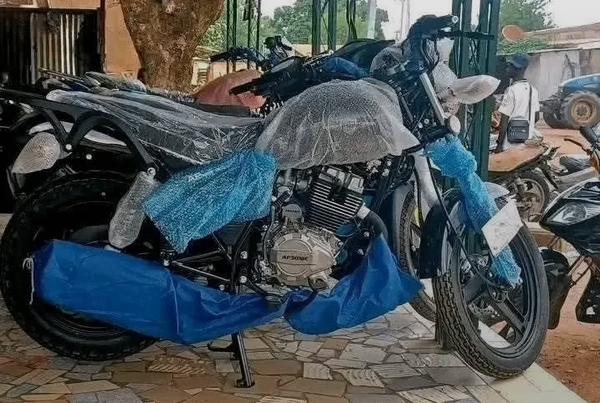 Moto neuve sous housse de protection