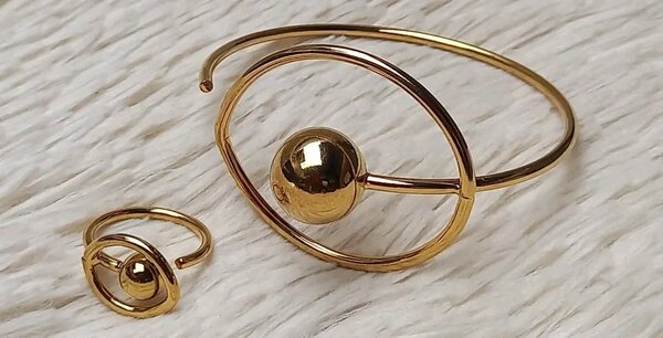 Bracelets et bagues dorés élégants