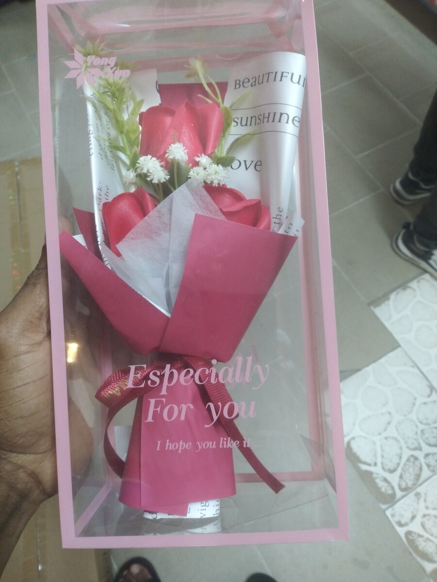 Bouquet de fleurs artificielles en boîte