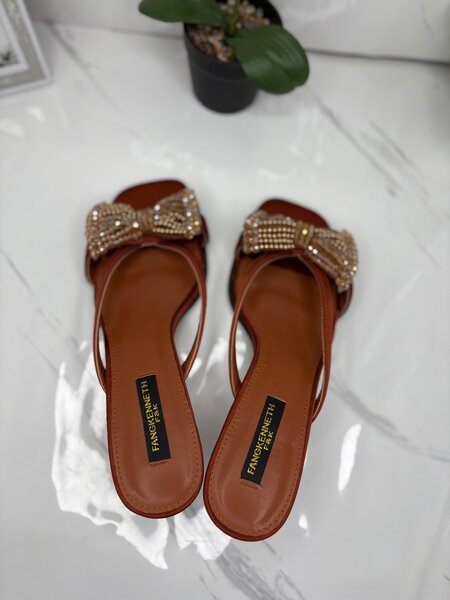 Sandales à talon bas perlées