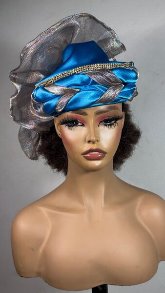 Chapeau élégant bleu satin