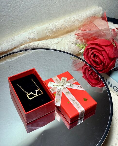 Collier en forme de V Doré