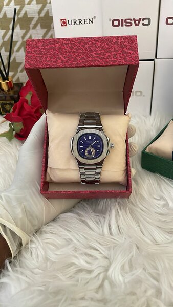 Montre en acier inoxydable élégante