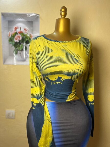 Top moulant jaune et noir