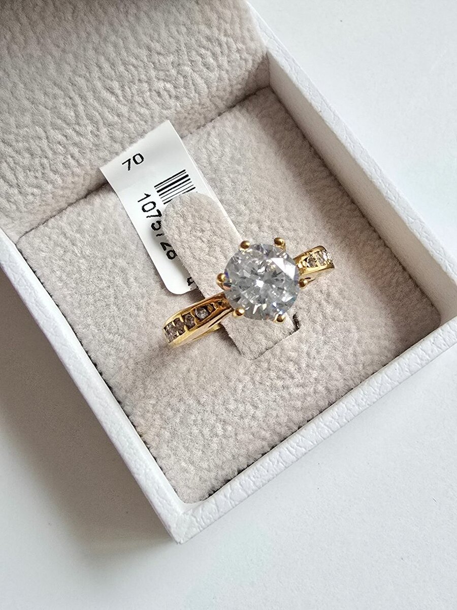 Elegant Gold Engagement Ring