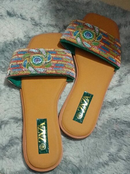 Sandales à perles colorées