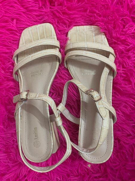 Sandales à talons carrés élégantes