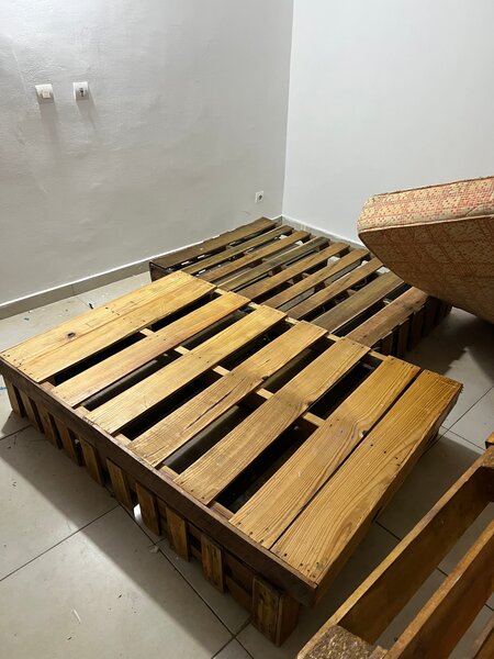 Lit en palette de bois robuste