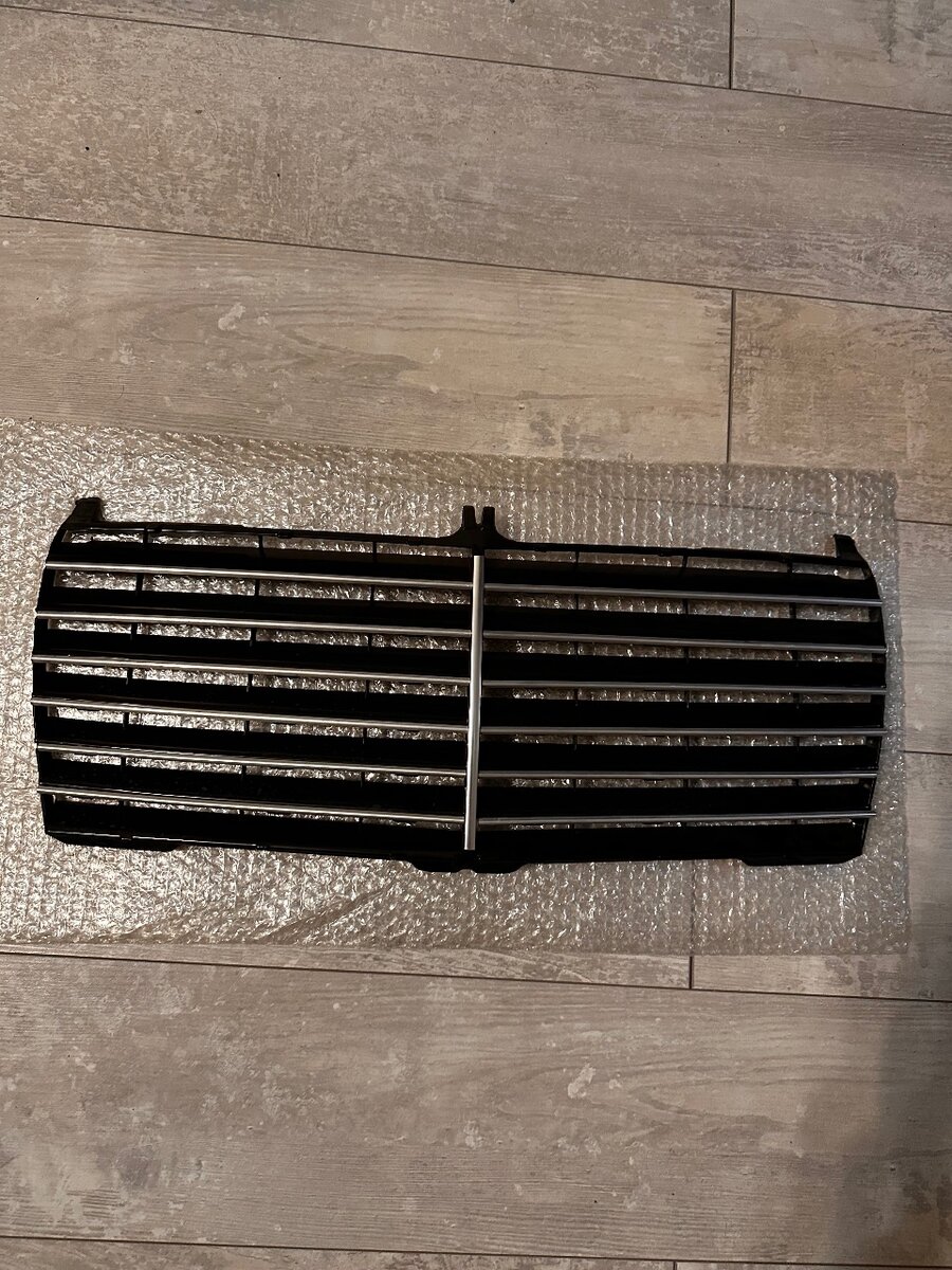 Решётка радиатора (гриль) без хрома на Mercedes-Benz W124