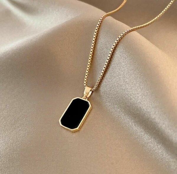 Pendentif rectangulaire noir élégant