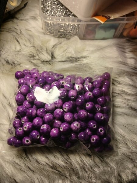 Perles rondes violettes
