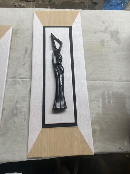 Tableau avec personnages femmes