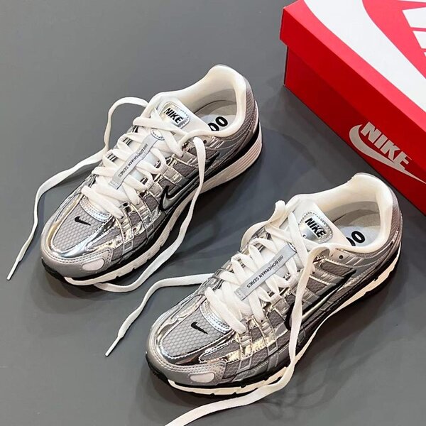 Chaussures Nike argentées élégantes