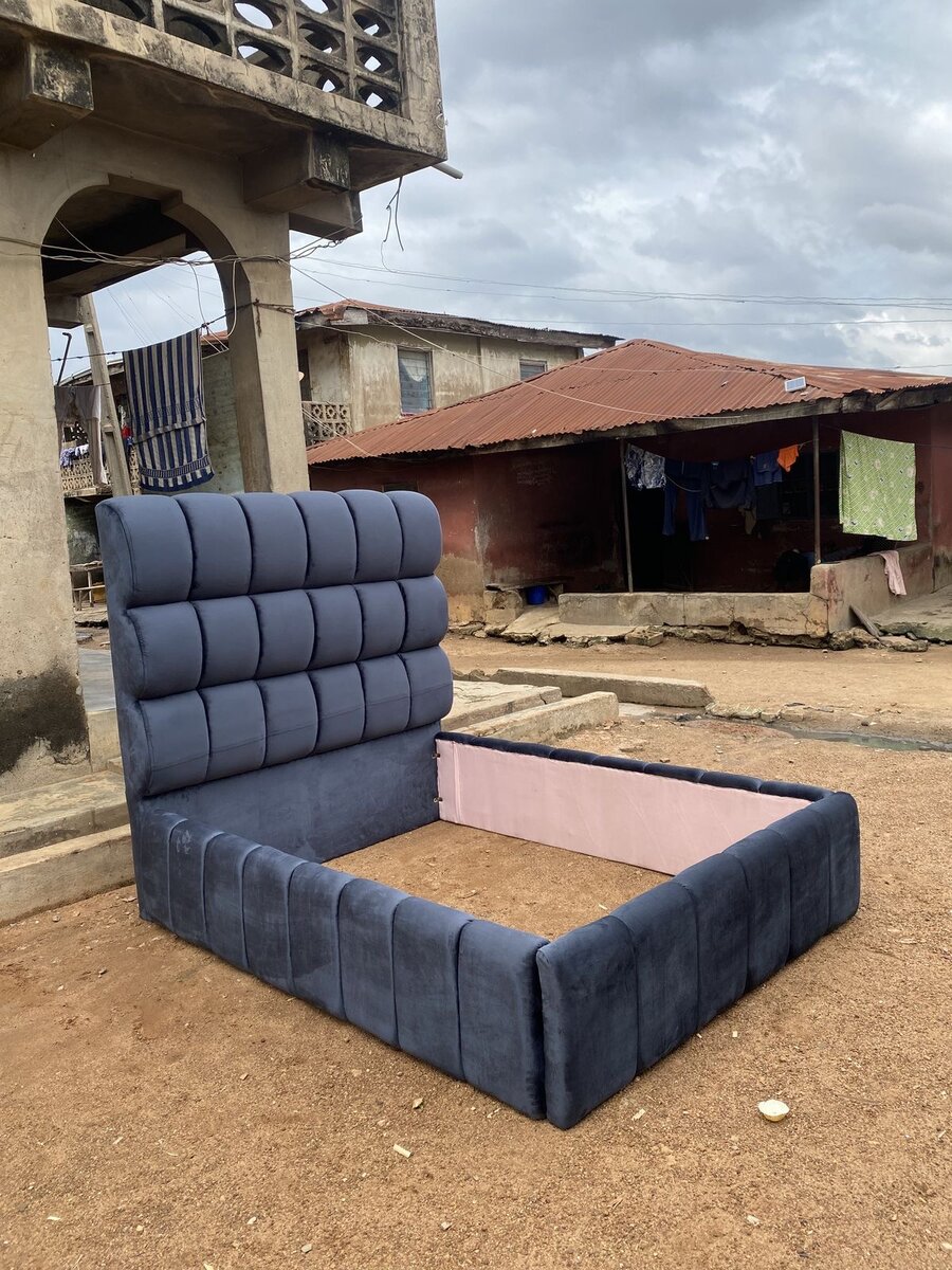 Lit double capitonné en simili cuir