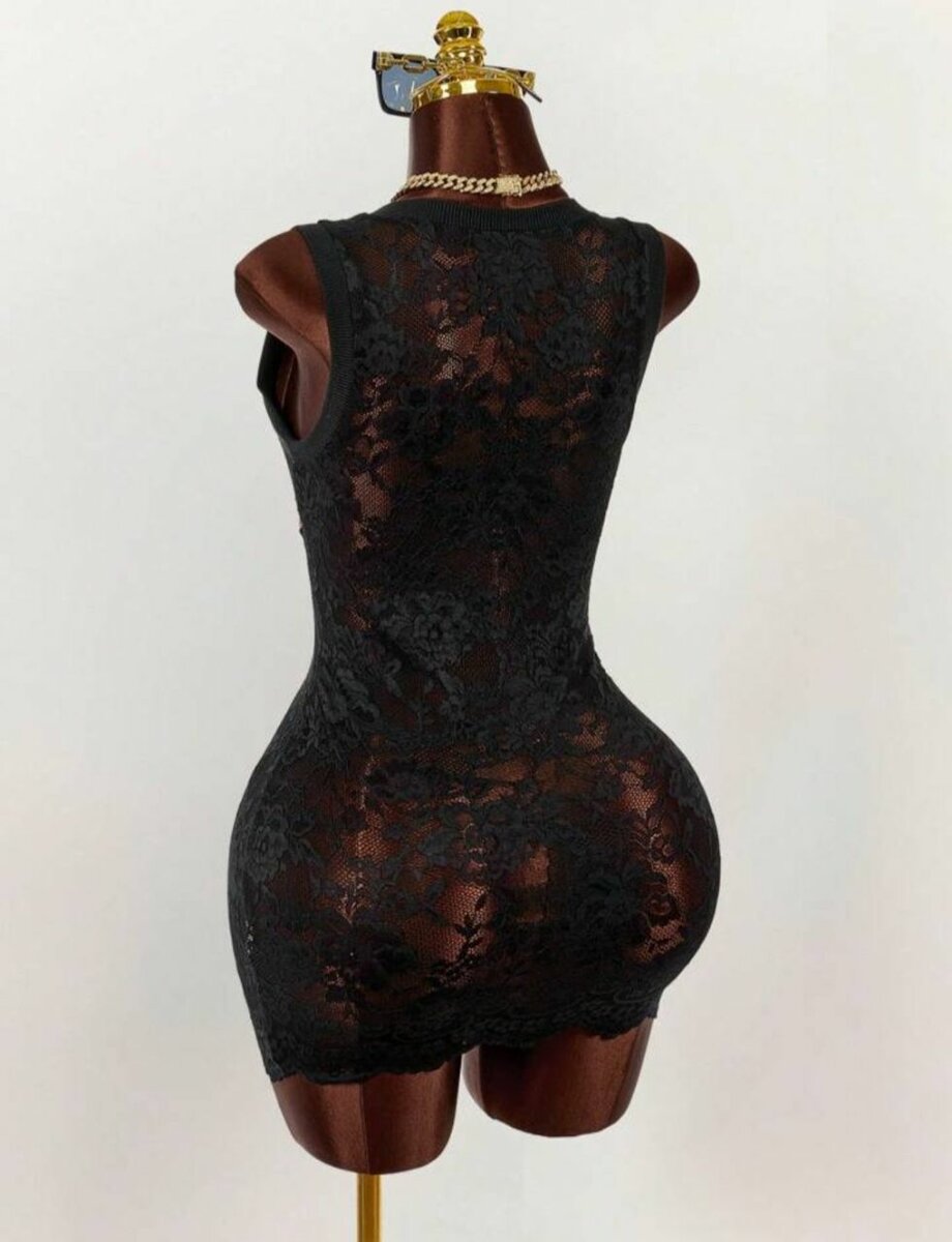 Robe moulante dentelle noire