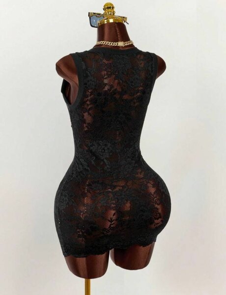 Robe moulante dentelle noire