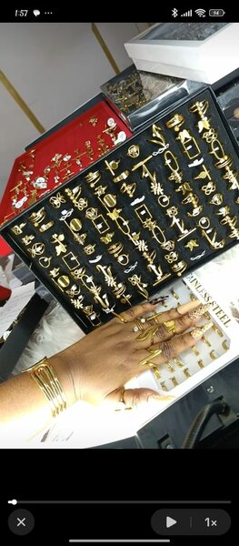 Ensemble de bagues dorées tendance