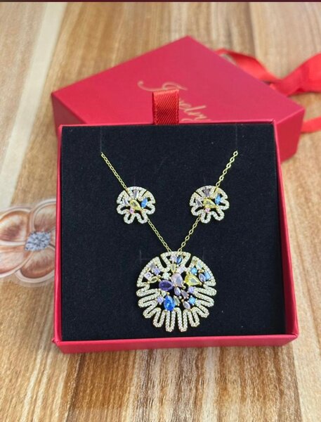 Ensemble collier et boucles d'oreilles