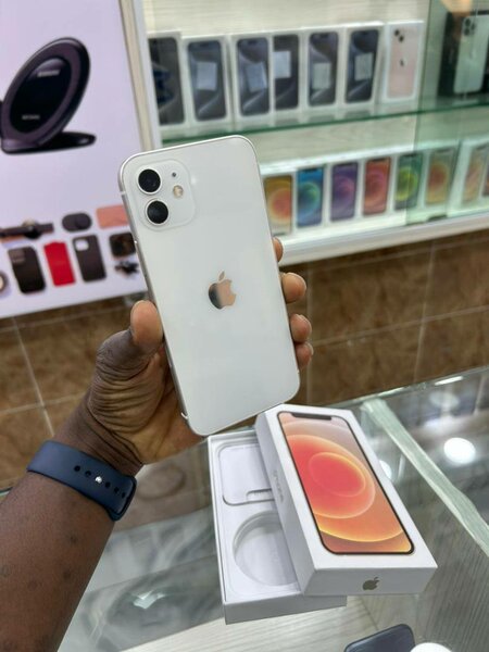 iPhone 12 simple 64giga état très propre  Batterie : 88% Pri