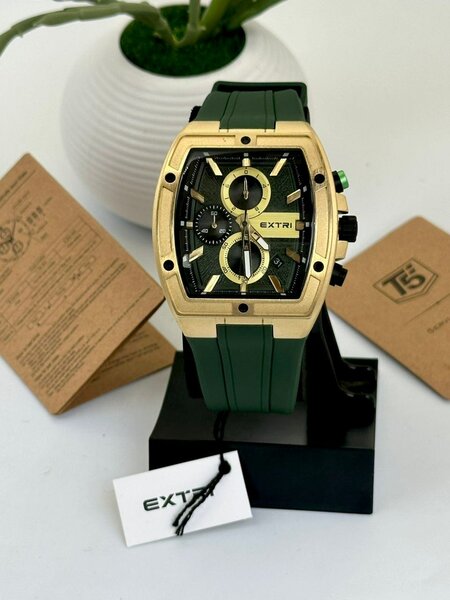 Montre Extravagante Or et Vert