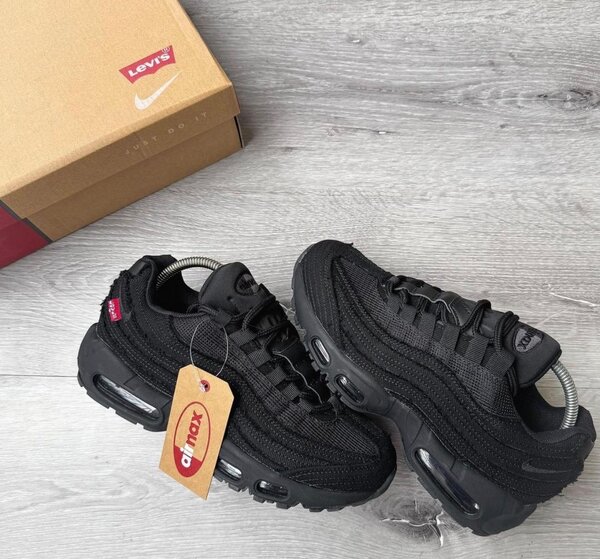 Chaussures Nike Air Max 95 Noires