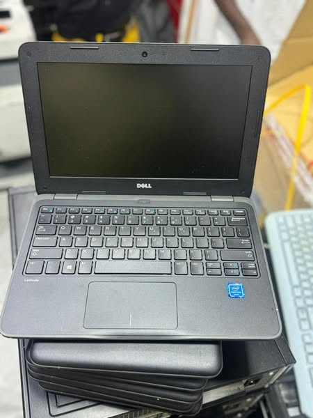  Dell Latitude 3190 Laptop