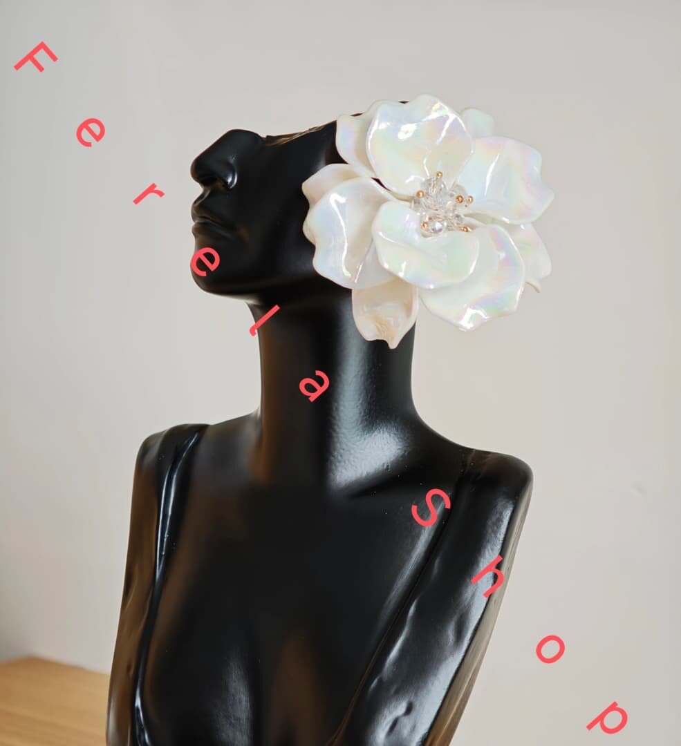 Broche florale perles élégante