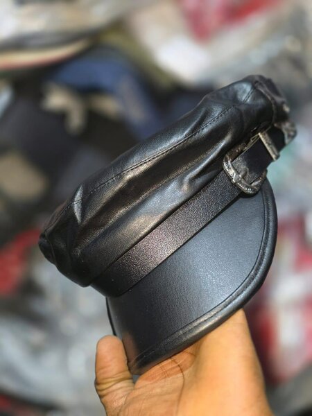 Casquette en cuir noir