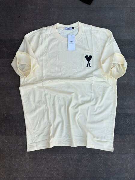 T-shirt blanche au logo cœur