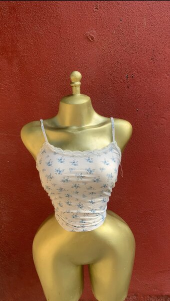 Top court dentelle fleurie