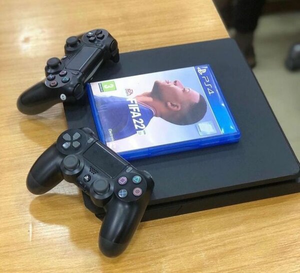 Ps4 avec deux manettes et 1 Cd