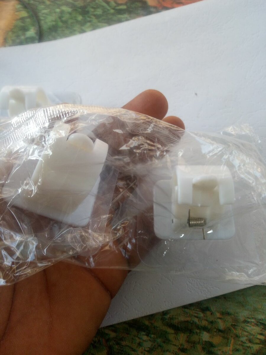 Accroche adhésifs pour rideaux