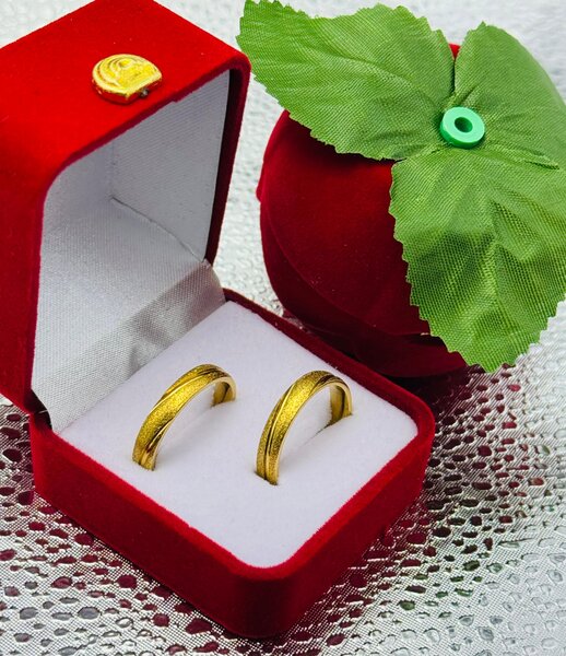 Elegant Gold Wedding Bands