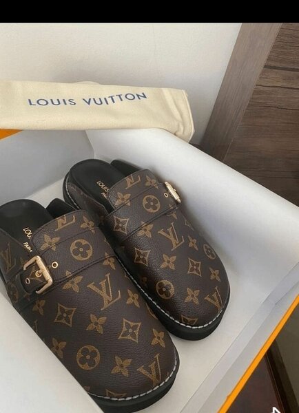 Mules en cuir imprimé LV