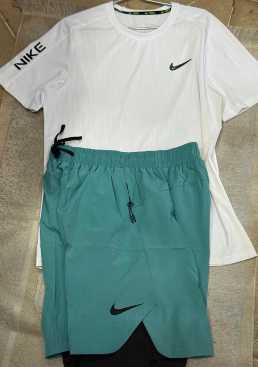 Ensemble sportif Nike et Adidas