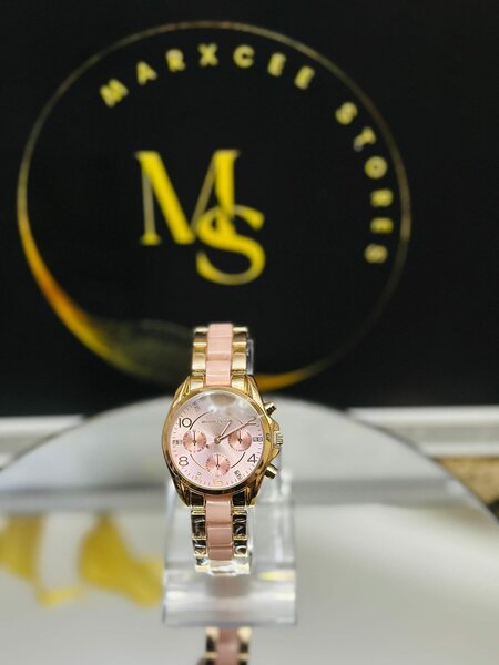 Women's wristwatch with metal bracelet