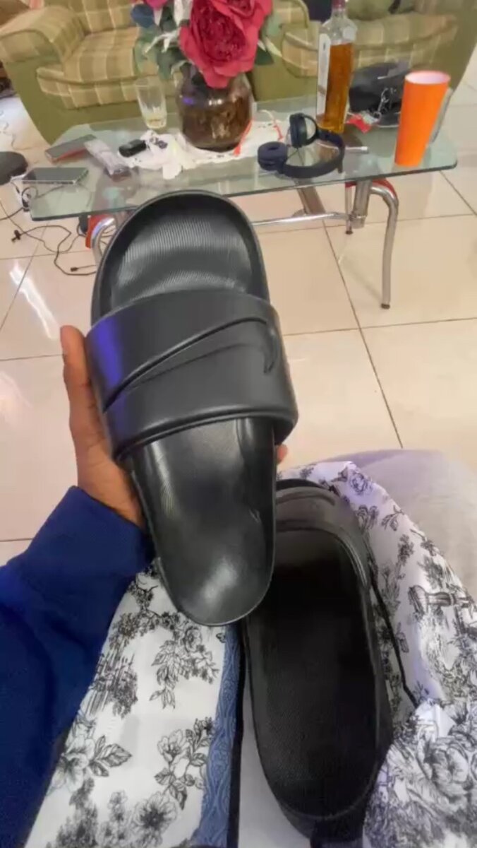 Sandales Noires et t shirt