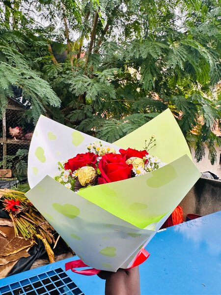 Bouquet romantique de roses et chocolats