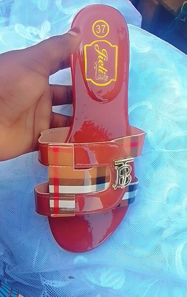 Sandales à motifs élégants