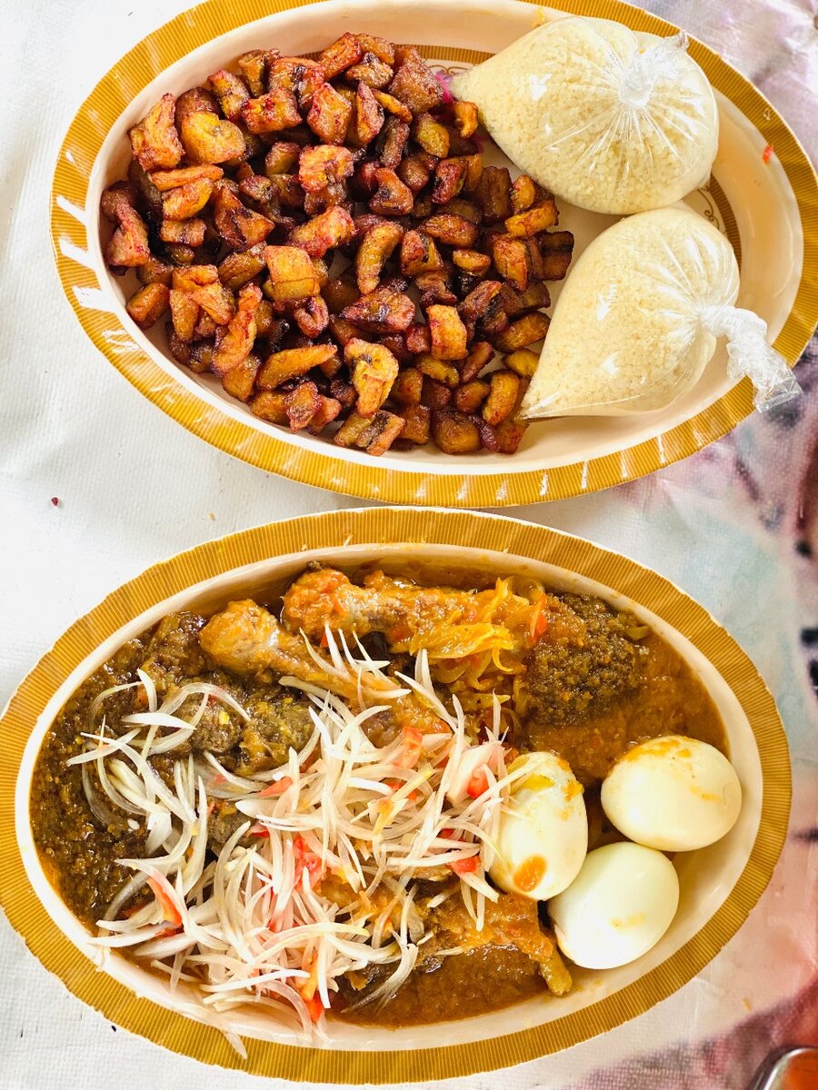 Alloko œufs pattes attiéke